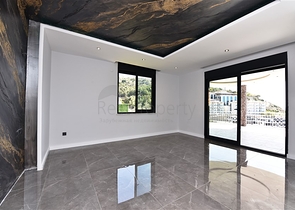 فيلا  -اطلالة بحر وقلعة - تصميم 4 غرف وصالة - في مركز الانيا 