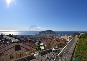 فيلا  -اطلالة بحر وقلعة - تصميم 4 غرف وصالة - في مركز الانيا 