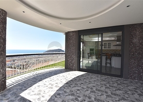 فيلا  -اطلالة بحر وقلعة - تصميم 4 غرف وصالة - في مركز الانيا 