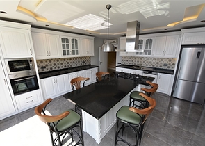 فيلا  -اطلالة بحر وقلعة - تصميم 4 غرف وصالة - في مركز الانيا 