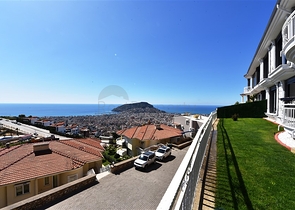 فيلا  -اطلالة بحر وقلعة - تصميم 4 غرف وصالة - في مركز الانيا 