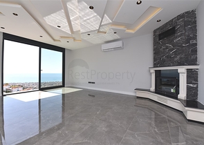 فيلا  -اطلالة بحر وقلعة - تصميم 4 غرف وصالة - في مركز الانيا 