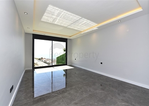 فيلا  -اطلالة بحر وقلعة - تصميم 4 غرف وصالة - في مركز الانيا 