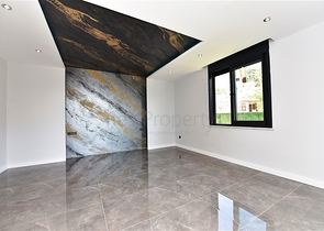 فيلا  -اطلالة بحر وقلعة - تصميم 4 غرف وصالة - في مركز الانيا 