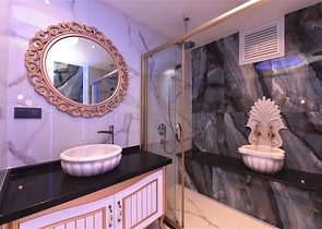 فيلا  -اطلالة بحر وقلعة - تصميم 4 غرف وصالة - في مركز الانيا 