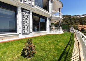 فيلا  -اطلالة بحر وقلعة - تصميم 4 غرف وصالة - في مركز الانيا 