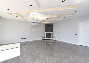 فيلا  -اطلالة بحر وقلعة - تصميم 4 غرف وصالة - في مركز الانيا 