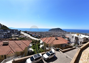 فيلا  -اطلالة بحر وقلعة - تصميم 4 غرف وصالة - في مركز الانيا 