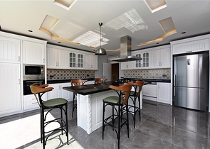 فيلا  -اطلالة بحر وقلعة - تصميم 4 غرف وصالة - في مركز الانيا 