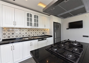 فيلا  -اطلالة بحر وقلعة - تصميم 4 غرف وصالة - في مركز الانيا 