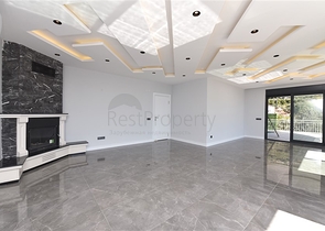 فيلا  -اطلالة بحر وقلعة - تصميم 4 غرف وصالة - في مركز الانيا 