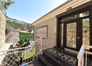 فيلا  -اطلالة بحر وقلعة - تصميم 4 غرف وصالة - في مركز الانيا 