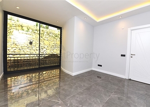 فيلا  -اطلالة بحر وقلعة - تصميم 4 غرف وصالة - في مركز الانيا 