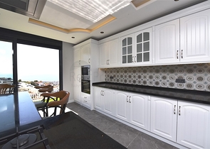 فيلا  -اطلالة بحر وقلعة - تصميم 4 غرف وصالة - في مركز الانيا 