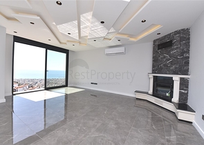 فيلا  -اطلالة بحر وقلعة - تصميم 4 غرف وصالة - في مركز الانيا 