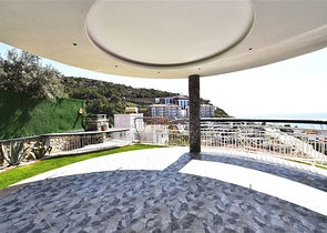 فيلا  -اطلالة بحر وقلعة - تصميم 4 غرف وصالة - في مركز الانيا 