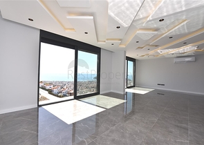 فيلا  -اطلالة بحر وقلعة - تصميم 4 غرف وصالة - في مركز الانيا 