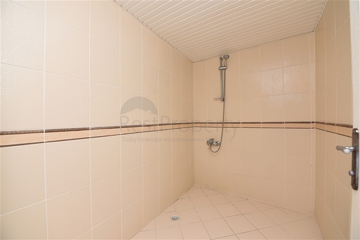 اطلالة بحر وقلعة - دوبلكس عائلية واسعة - 3 غرف وصالة - في مركز الانيا 