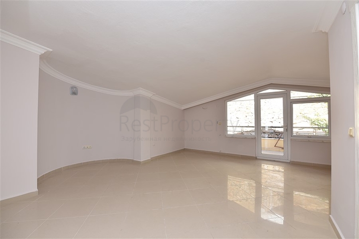 اطلالة بحر وقلعة - دوبلكس عائلية واسعة - 3 غرف وصالة - في مركز الانيا 