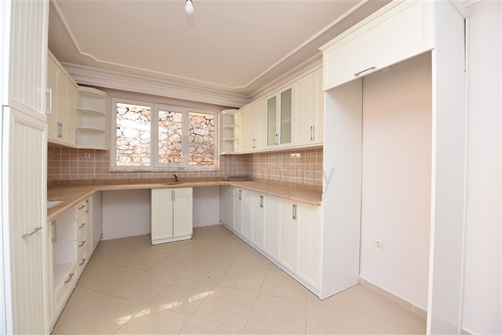 اطلالة بحر وقلعة - دوبلكس عائلية واسعة - 3 غرف وصالة - في مركز الانيا 