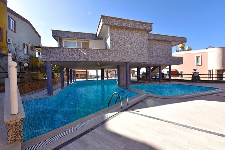 اطلالة بحر وقلعة - دوبلكس عائلية واسعة - 3 غرف وصالة - في مركز الانيا 