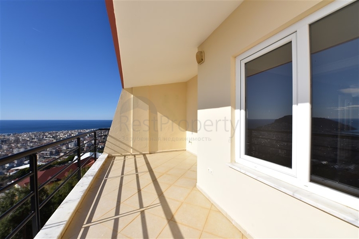 اطلالة بحر وقلعة - دوبلكس عائلية واسعة - 3 غرف وصالة - في مركز الانيا 