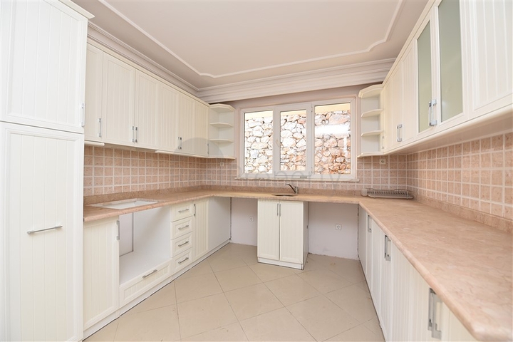 اطلالة بحر وقلعة - دوبلكس عائلية واسعة - 3 غرف وصالة - في مركز الانيا 