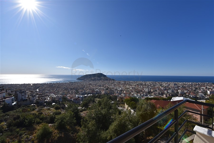 اطلالة بحر وقلعة - دوبلكس عائلية واسعة - 3 غرف وصالة - في مركز الانيا 