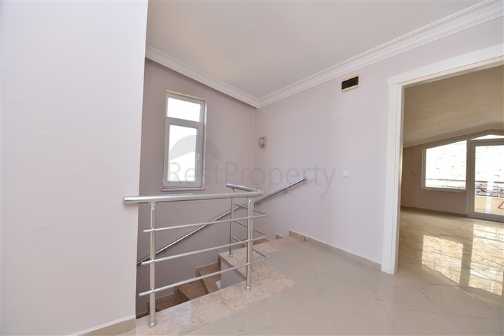 اطلالة بحر وقلعة - دوبلكس عائلية واسعة - 3 غرف وصالة - في مركز الانيا 