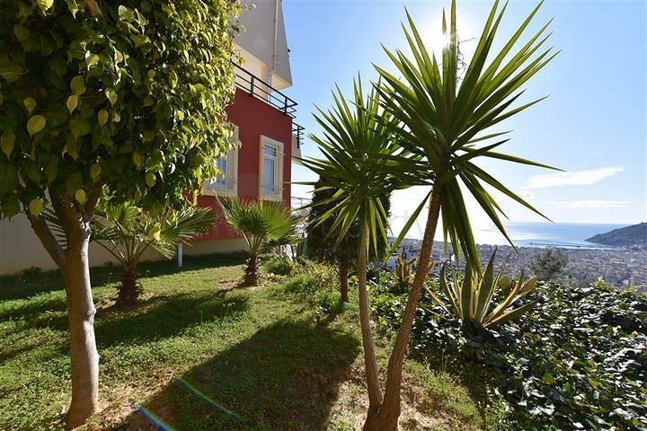 اطلالة بحر وقلعة - دوبلكس عائلية واسعة - 3 غرف وصالة - في مركز الانيا 