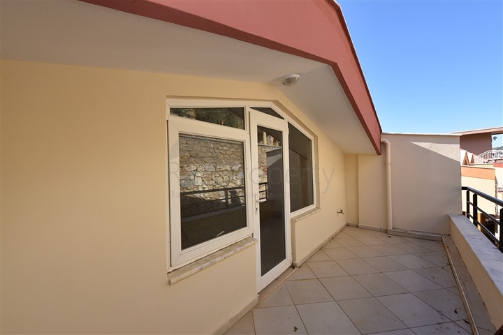 اطلالة بحر وقلعة - دوبلكس عائلية واسعة - 3 غرف وصالة - في مركز الانيا 