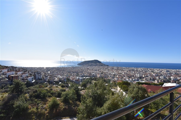 اطلالة بحر وقلعة - دوبلكس عائلية واسعة - 3 غرف وصالة - في مركز الانيا 