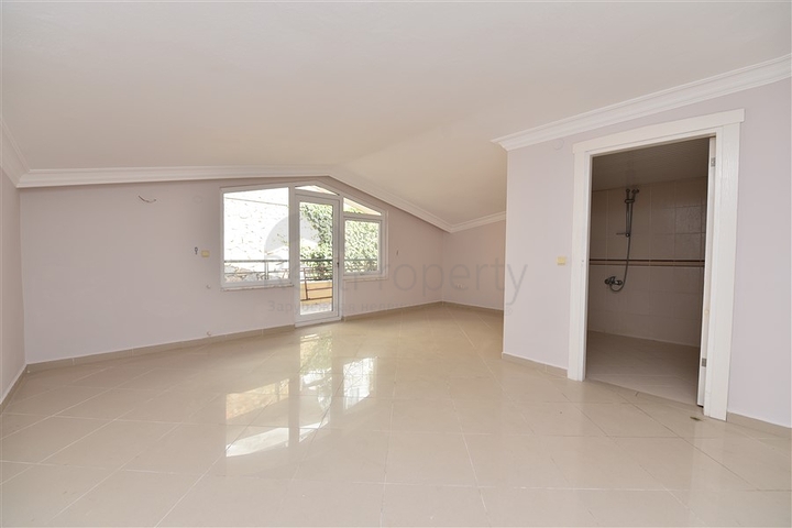 اطلالة بحر وقلعة - دوبلكس عائلية واسعة - 3 غرف وصالة - في مركز الانيا 