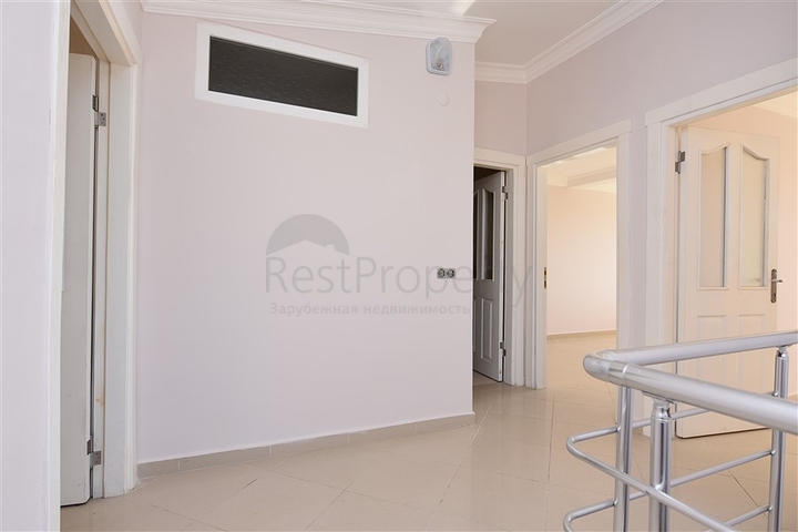 اطلالة بحر وقلعة - دوبلكس عائلية واسعة - 3 غرف وصالة - في مركز الانيا 