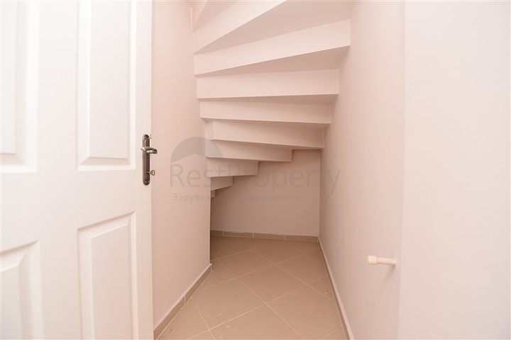 اطلالة بحر وقلعة - دوبلكس عائلية واسعة - 3 غرف وصالة - في مركز الانيا 