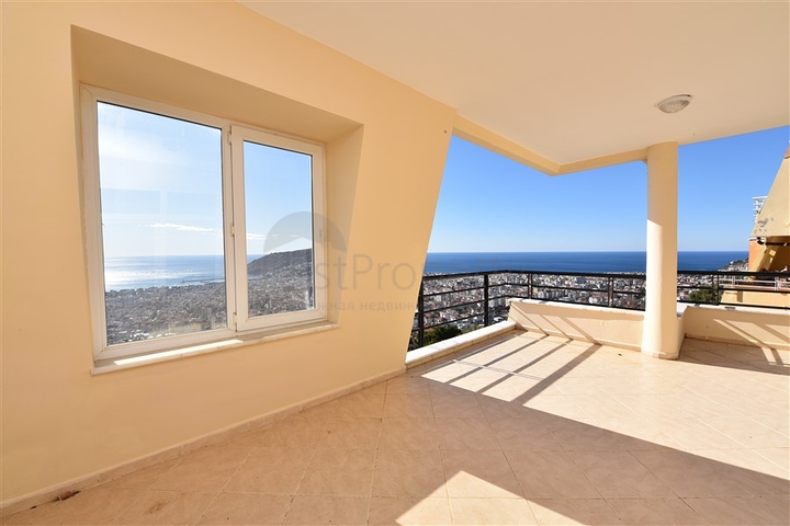 اطلالة بحر وقلعة - دوبلكس عائلية واسعة - 3 غرف وصالة - في مركز الانيا 