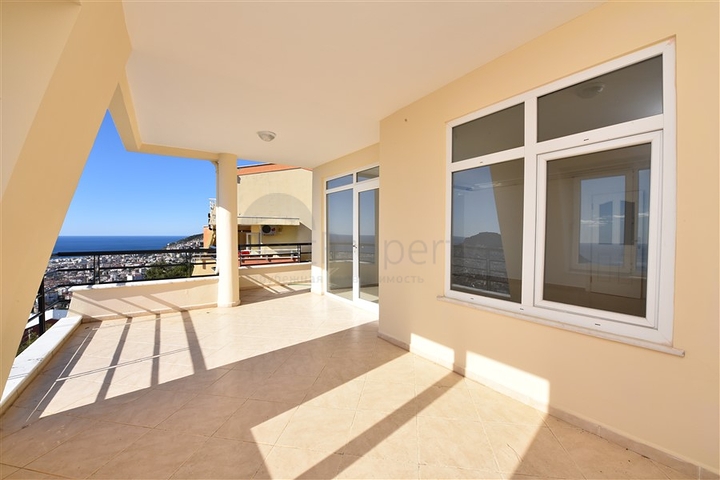 اطلالة بحر وقلعة - دوبلكس عائلية واسعة - 3 غرف وصالة - في مركز الانيا 