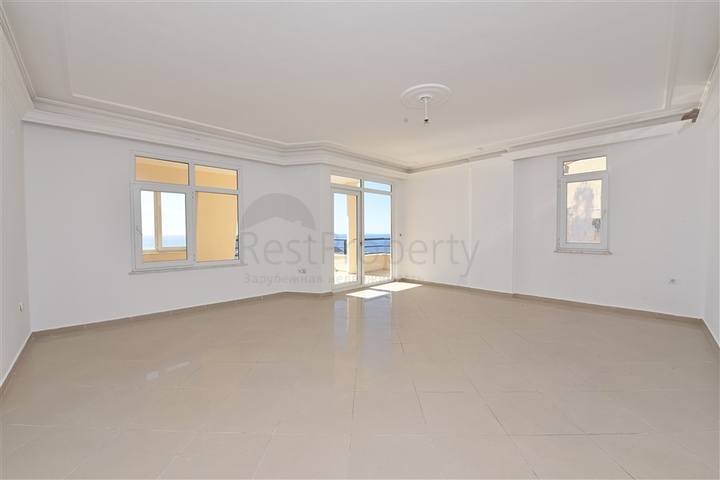 اطلالة بحر وقلعة - دوبلكس عائلية واسعة - 3 غرف وصالة - في مركز الانيا 