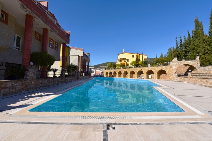 اطلالة بحر وقلعة - دوبلكس عائلية واسعة - 3 غرف وصالة - في مركز الانيا 