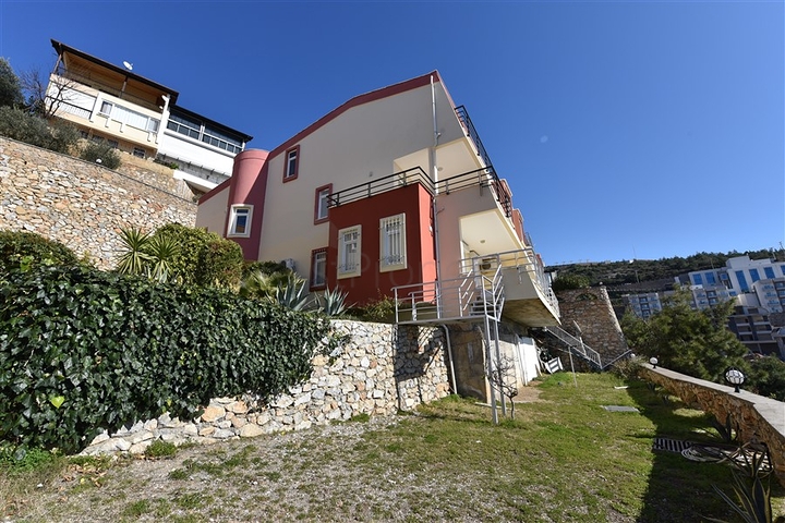 اطلالة بحر وقلعة - دوبلكس عائلية واسعة - 3 غرف وصالة - في مركز الانيا 