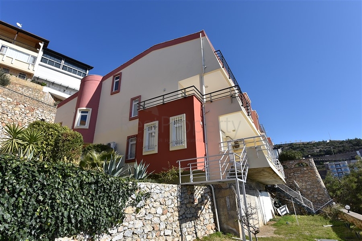 اطلالة بحر وقلعة - دوبلكس عائلية واسعة - 3 غرف وصالة - في مركز الانيا 