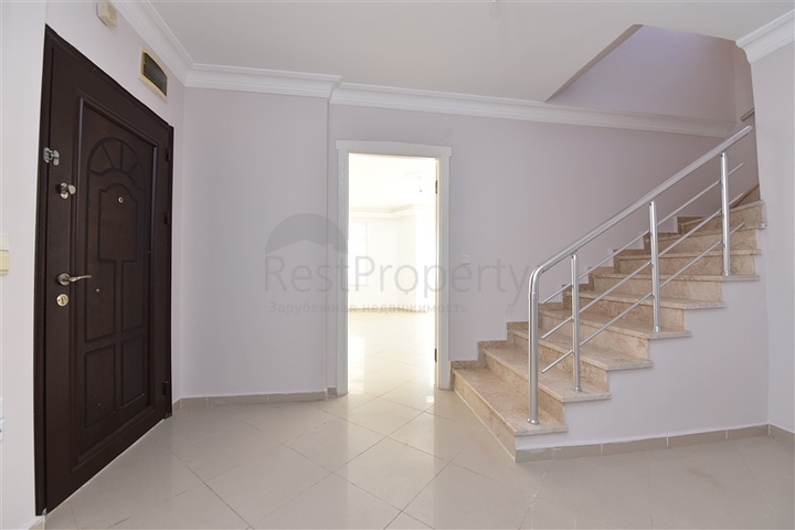 اطلالة بحر وقلعة - دوبلكس عائلية واسعة - 3 غرف وصالة - في مركز الانيا 