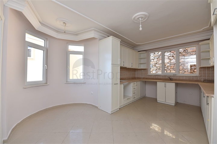 اطلالة بحر وقلعة - دوبلكس عائلية واسعة - 3 غرف وصالة - في مركز الانيا 