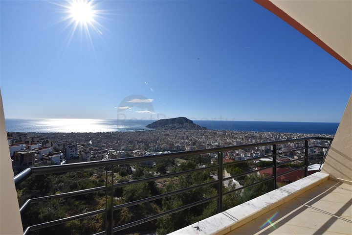 اطلالة بحر وقلعة - دوبلكس عائلية واسعة - 3 غرف وصالة - في مركز الانيا 