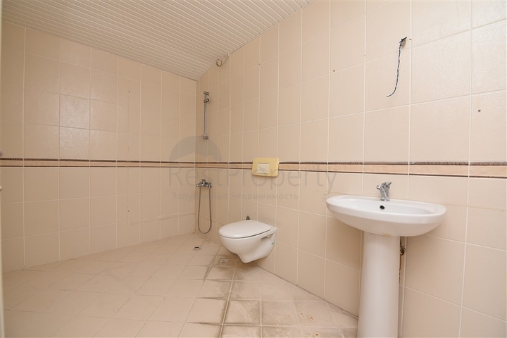 اطلالة بحر وقلعة - دوبلكس عائلية واسعة - 3 غرف وصالة - في مركز الانيا 