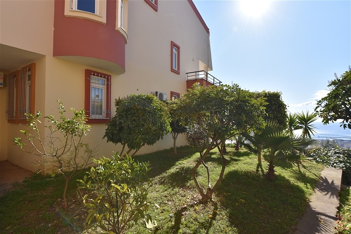 اطلالة بحر وقلعة - دوبلكس عائلية واسعة - 3 غرف وصالة - في مركز الانيا 