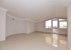 اطلالة بحر وقلعة - دوبلكس عائلية واسعة - 3 غرف وصالة - في مركز الانيا 