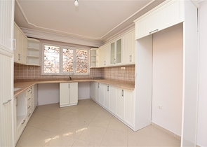 اطلالة بحر وقلعة - دوبلكس عائلية واسعة - 3 غرف وصالة - في مركز الانيا 