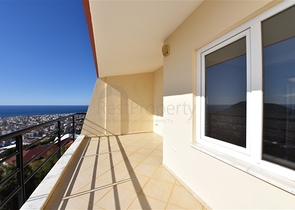 اطلالة بحر وقلعة - دوبلكس عائلية واسعة - 3 غرف وصالة - في مركز الانيا 