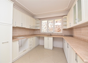 اطلالة بحر وقلعة - دوبلكس عائلية واسعة - 3 غرف وصالة - في مركز الانيا 